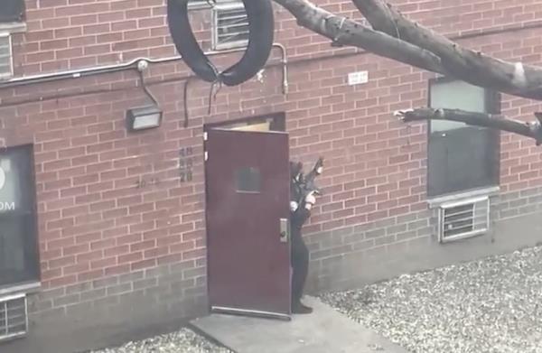 NYPD police involved shooting</p>

<p>　　Person With Gun Barricaded Lower East Side, Manhattan 201 Eldridge St