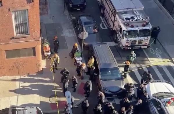 NYPD police involved shooting</p>

<p>　　Person With Gun Barricaded Lower East Side, Manhattan 201 Eldridge St