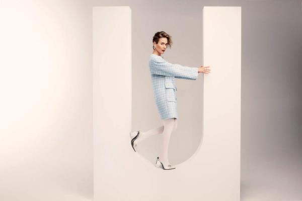 Sarah Paulson standing on a sculpture