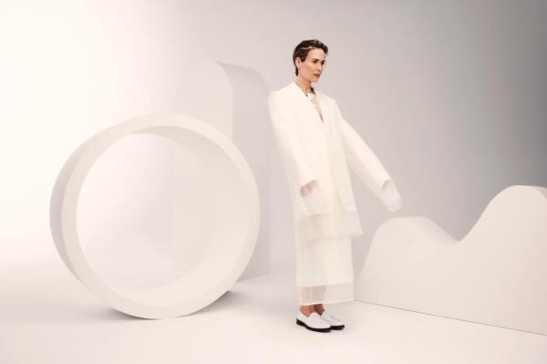 Sarah Paulson in white clothes
