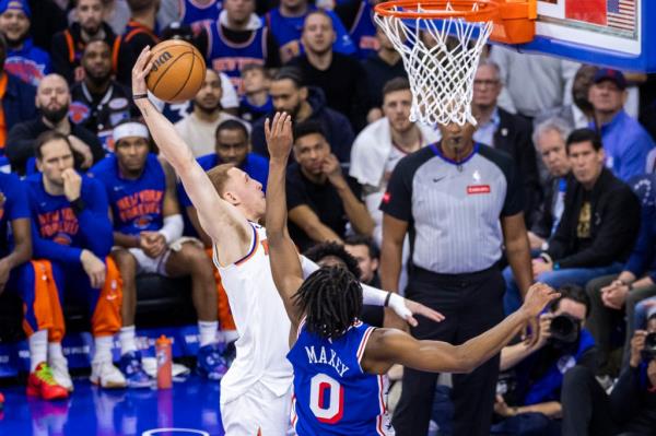 Do<em></em>nte DiVincenzo slams home a dunk over Tyrese Maxey during the Knicks' loss.