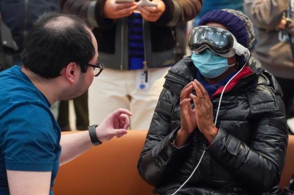 New York Post reporter Georgette Roberts gets instructions how to use Apple's Vision Pro virtual reality headset.