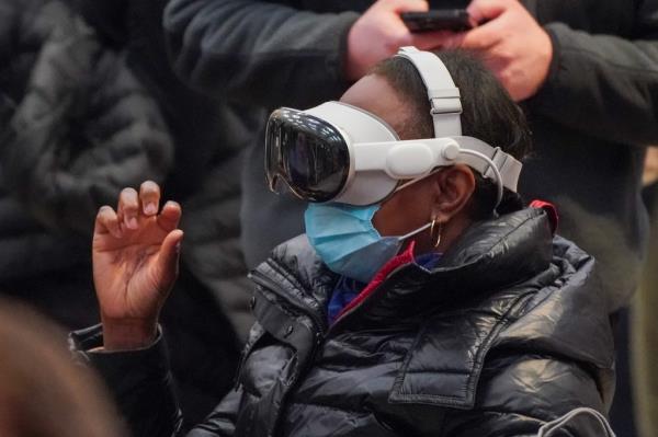 Georgett Roberts uses her fingers to co<em></em>ntrol the headset 