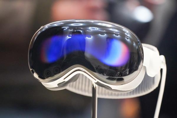 Display model of the Vision Pro headset 