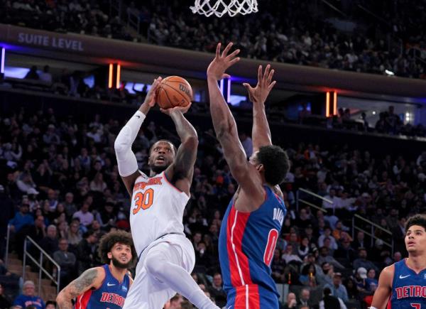Julius Randle, who scored 29 points, shoots a fadeaway jumper over Jalen Duren during the Knicks' victory.