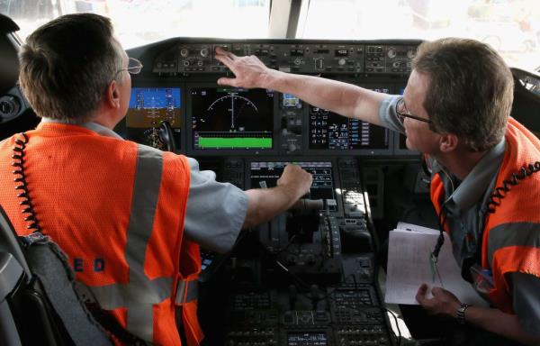 A passenger on a United Airlines flight from Chicago to Los Angeles was arrested Friday after trying to enter the cockpit and open the exit doors, the Federal Aviation Administration ////con<em></em>firm/i/i/i/ied.