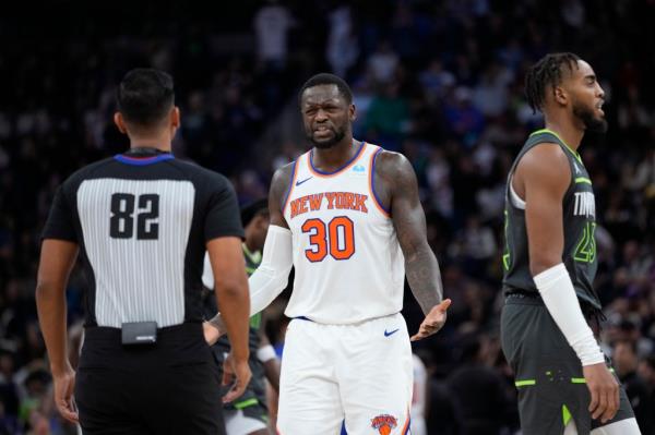 Julius Randle argues with a referee during the Knicks' loss to the Timberwolves on Nov. 20, 2023.