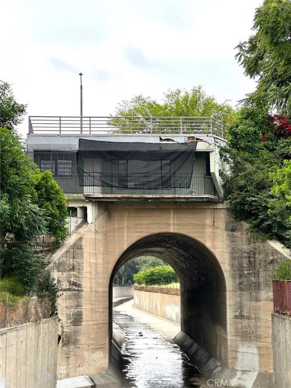 los angeles bridge apartment