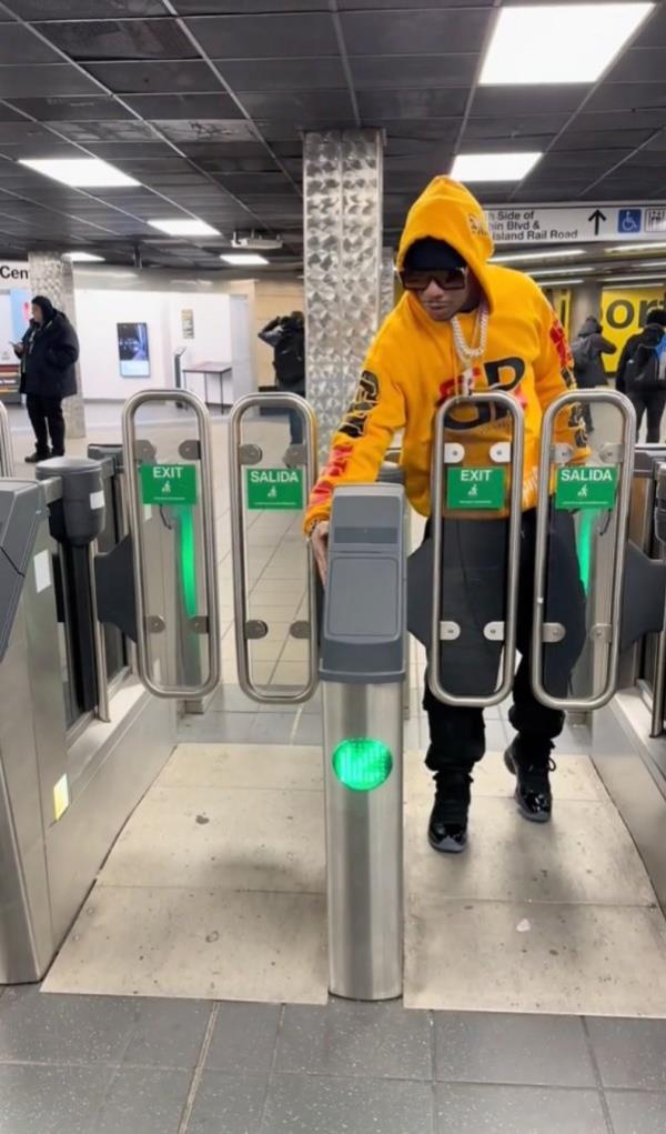 A screengrab from kiingspiidertv's TikTok page.