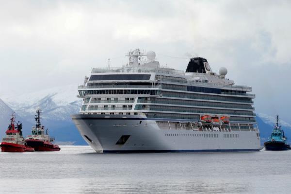 8 cruise ship passengers were left stranded on an African Island.