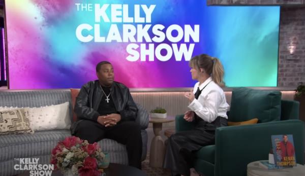 Kelly Clarkson has divided fans after revealing her unusual hygiene habit of brushing her teeth while she showers while interviewing 