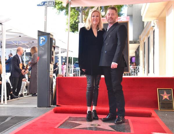 Catherine O'Hara, left, and Macaulay Culkin attend a ceremony ho<em></em>noring Macaulay Culkin with a star on the Hollywood Walk of Fame on Friday, Dec. 1, 2023, in Los Angeles. (Photo by Jordan Strauss/Invision/AP)</p>

<p>　　
