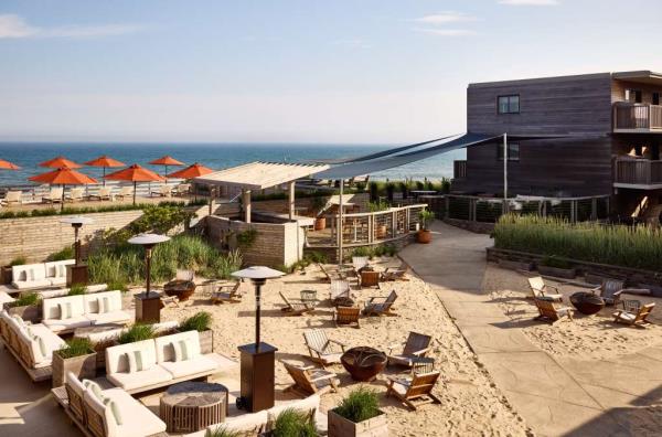Exterior view of Hampton Hotels - Marram in Mo<em></em>ntauk featuring a beach with chairs and umbrellas, photo by Read McKendree
