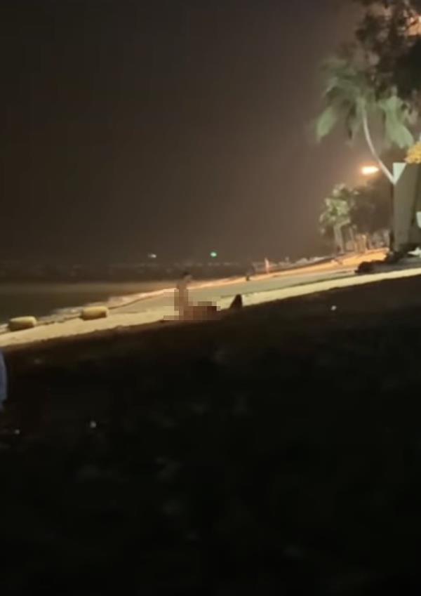 Two people havin<em></em>g sex on Pattaya beach at night while other people nearby watch in outrage.