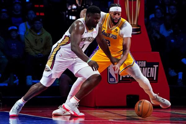  Pelicans forward Zion Williamson (1) and Los Angeles Lakers forward Anthony Davis (3) go for the ball during the fourth quarter