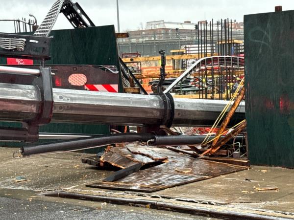 Crane down at co<em></em>nstruction site