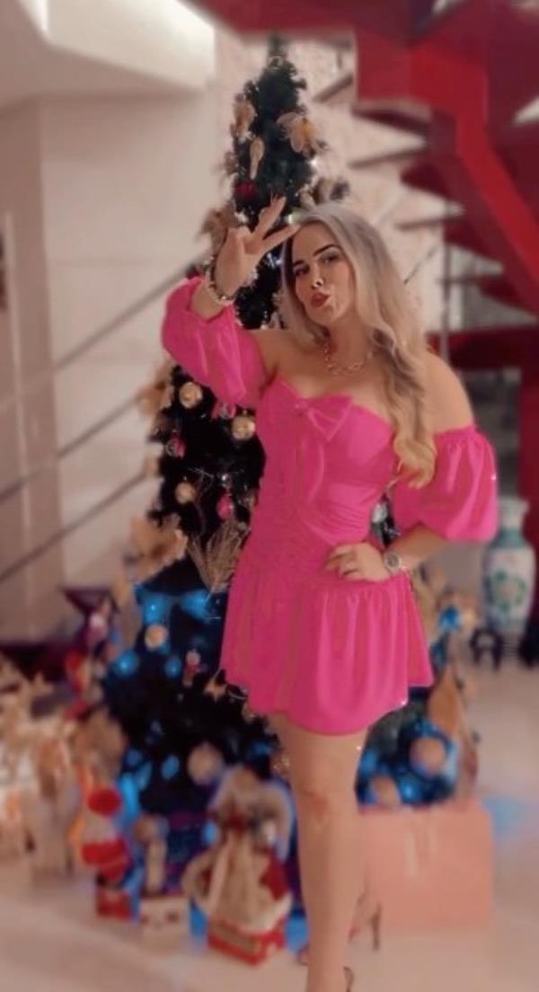 Vanessa Mancini was putting up Christmas decorations at home with her parents when she collapsed and died (Picture: Jam Press)