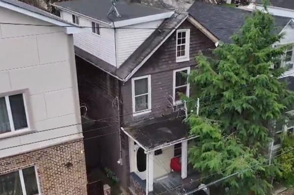 The relatio<em></em>nship between Kent and her father, who died in 2012 is unknown, but the outlet reported that the house had become hers after more than a decade.