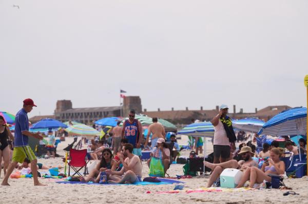 Beachgoers at Jo<em></em>nes Beach State Park