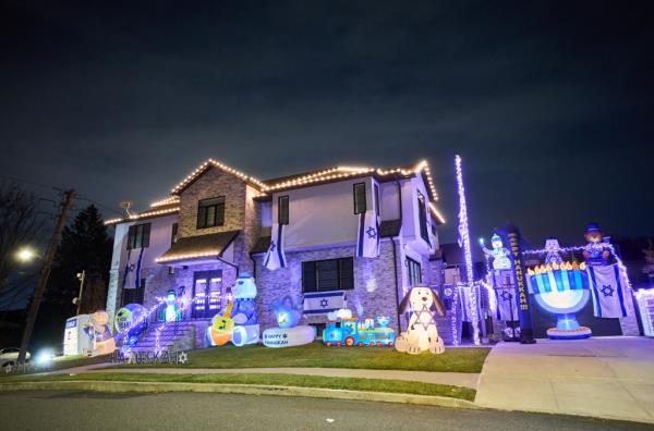 FOR SUNDAY NEWS</p>

<p>　　The Goldzal familyas home  on Staten Island decorated for Hanukkah</p>

<p>　　(Michael McWeeney / November 30, 2023)