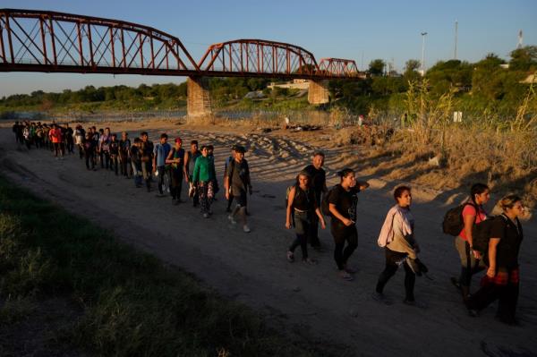 Migrants who crossed the Rio Grande lined up to be processed by US Customs and Border Protection officers on September 23, 2023 in Eagle Pass, Texas.