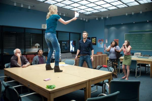 Chevy Chase, Do<em></em>nald Glover, Gillian Jacobs, Joel McHale, Yvette Nicole Brown, Alison Brie in 