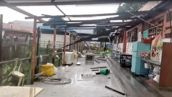 Strong winds blow roof off Bintawa Wet Market in Sarawak