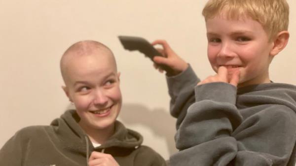 Kate Middleton and Prince William pose with Liz Hatton (center) and her family at Windsor Castle on Oct. 2, 2024.</p>

<p>　　