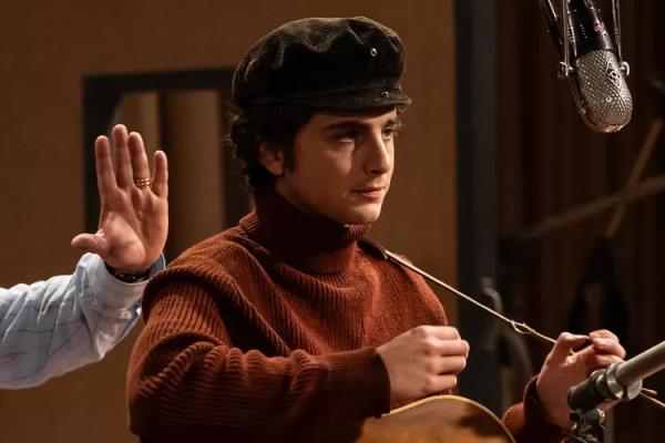 Timothée Chalamet as Bob Dylan in 