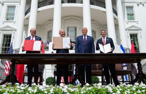 Bahrain Foreign Minister Abdullatif al-Zayani, Israeli Prime Minister Benjamin Netanyahu, US President Do<em></em>nald Trump, and UAE Foreign Minister Abdullah bin Zayed Al-Nahyan at the signing of the Abraham Accords in Washington in 2020.
