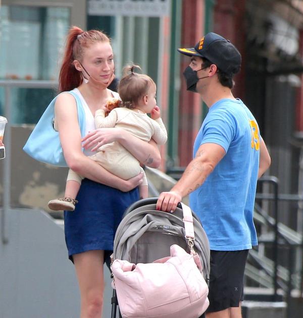 Joe Jo<em></em>nas seen with Sophie Turner and their daughter in 2021 in NYC.