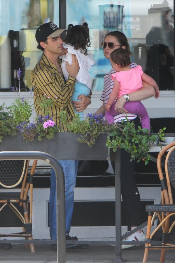 The estranged couple's children -- aged 3 and 1 -- are being wro<em></em>ngfully retained in New York City, the lawsuit alleges.