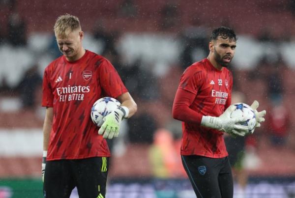Arsenal's Aaron Ramsdale and David Raya during the warm up before the match