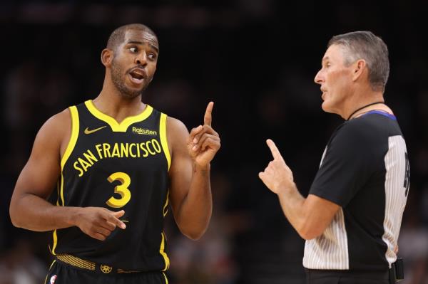 Chris Paul argues with referee Scott Foster on Nov. 22, 2023.