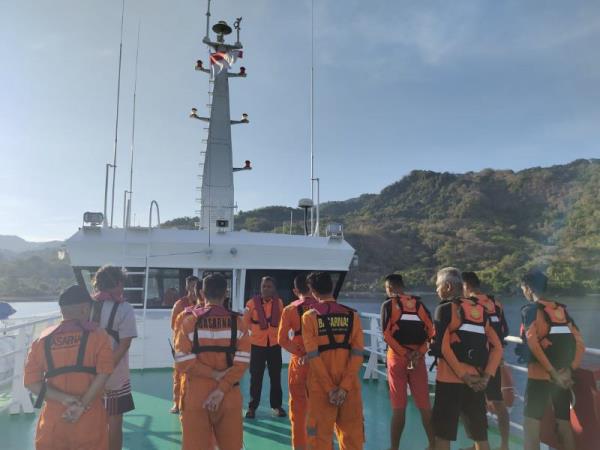 A rescue team searching for Mo<em></em>nfore after she went missing.