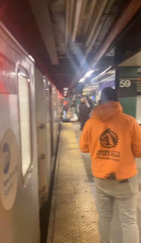 Impatient New Yorker seen in footage apparently dragging body off subway in effort to get train moving.</p>

<p>　　