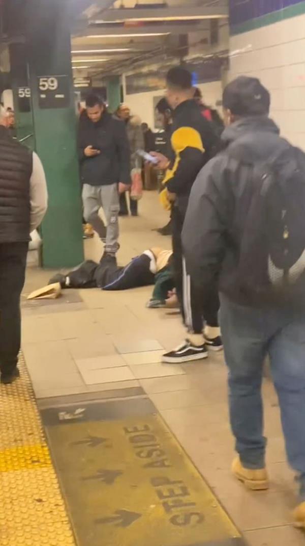 Impatient New Yorker seen in footage apparently dragging body off subway in effort to get train moving.</p>

<p>　　