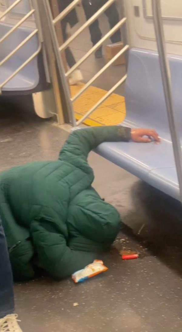 Impatient New Yorker seen in footage apparently dragging body off subway in effort to get train moving.</p>

<p>　　