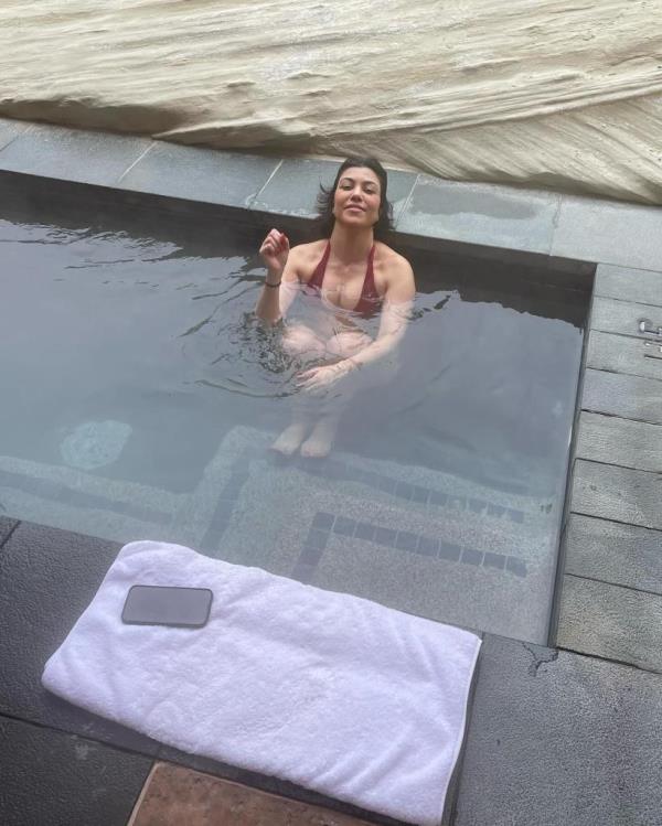 Kourtney Kardashian, Travis Barker reveal they co<em></em>nceived their son, Rocky, during luxe Utah vacation</p>

<p>　　https://www.instagram.com/p/C3T844fSM9W/?img_index=10