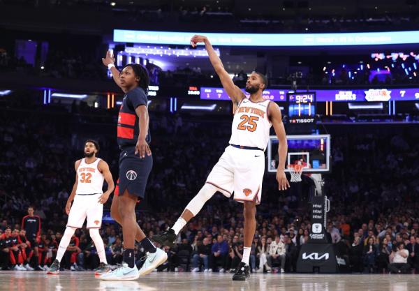 Mikal Bridges shoots during the Knicks' win over the Wizards.
