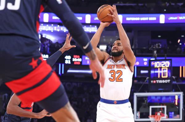 Karl-Anthony Towns #32 of the Knicks puts up a shot during the first half of a win over the Wizards.