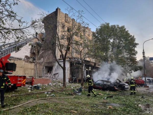 In this photo provided by the Ukrainian Emergency Service, emergency services perso<em></em>nnel work to extinguish a fire following a Russian attack in Cherkasy, Ukraine, Thursday, Sept. 21, 2023. (Ukrainian Emergency Service via AP)