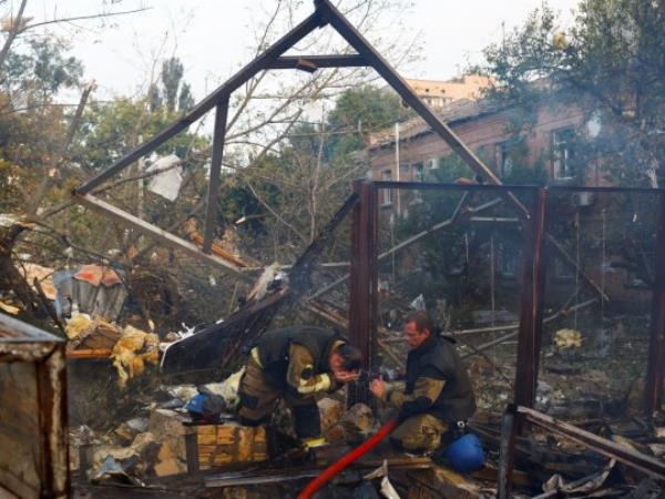 Firefighters work at a site in a residential area, damaged during a Russian missile strike, amid Russia?s attack on Ukraine, in Kyiv, Ukraine September 21, 2023. REUERS/Valentyn Ogirenko