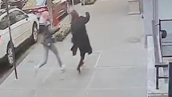 The suspects in the Upper East Side mugging are seen running off.
