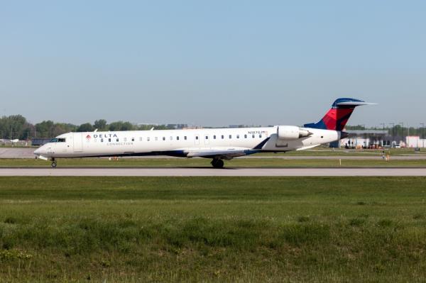 A Delta Co<em></em>nnection (Endeavor Air) plane.