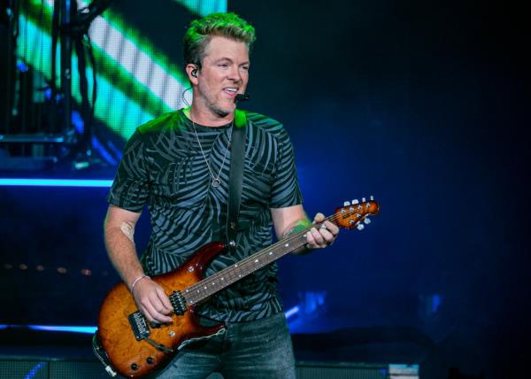 Joe Don Roo<em></em>ney playing guitar. 