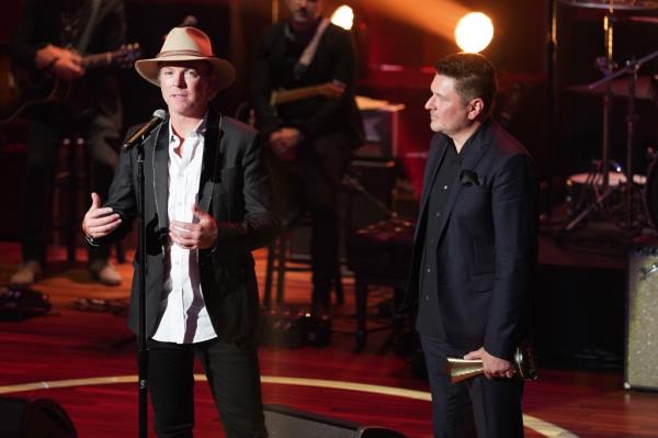 Joe Don Rooney</p>

<p>　　and former band mate Jay DeMarcus. 