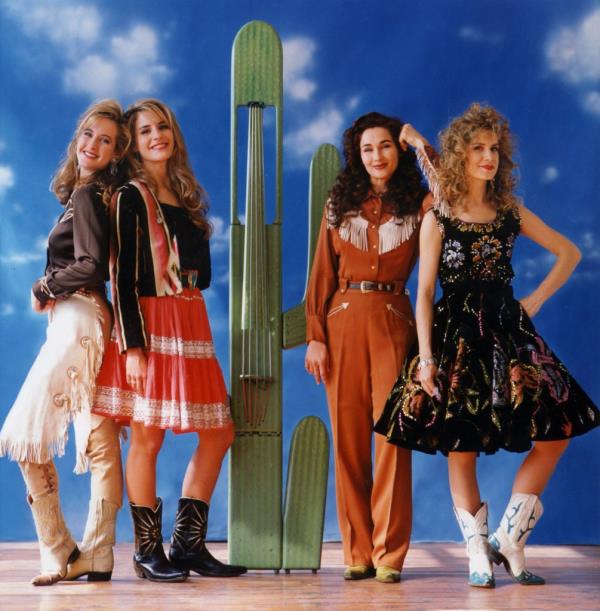 Lynch (seen second from right in a brown jumpsuit) is pictured with the band in the early 1990s.</p>

<p>　　