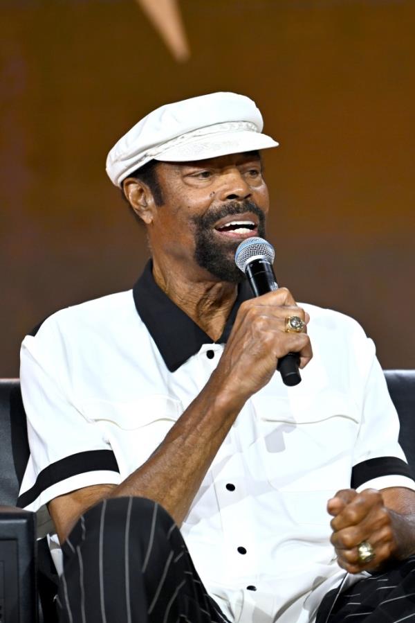 Walt Frazier speaks at the Fanatics Fest NYC on Aug. 16, 2024. 