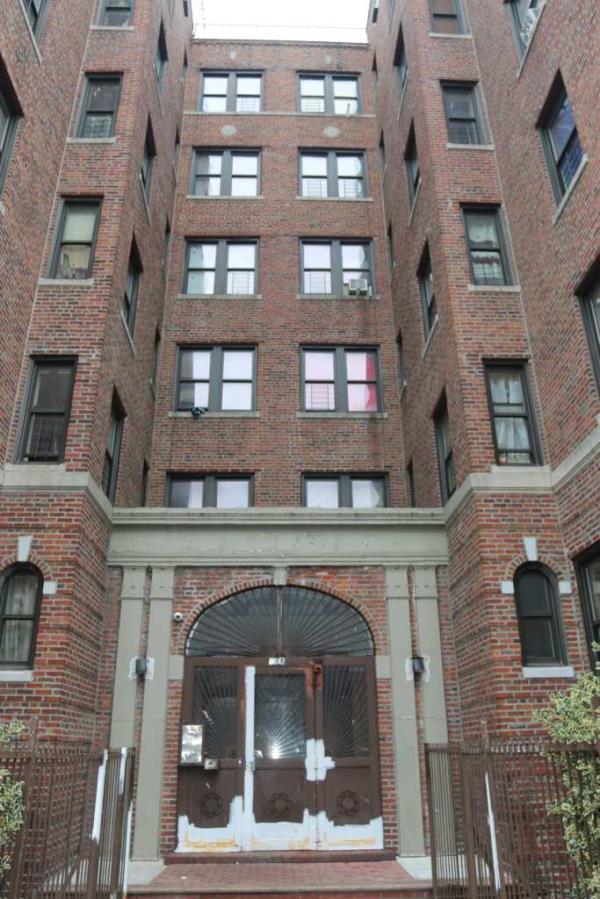 pictured is the Brooklyn apartment building with Somorie Moses lived with Leo<em></em>ndra Foster.